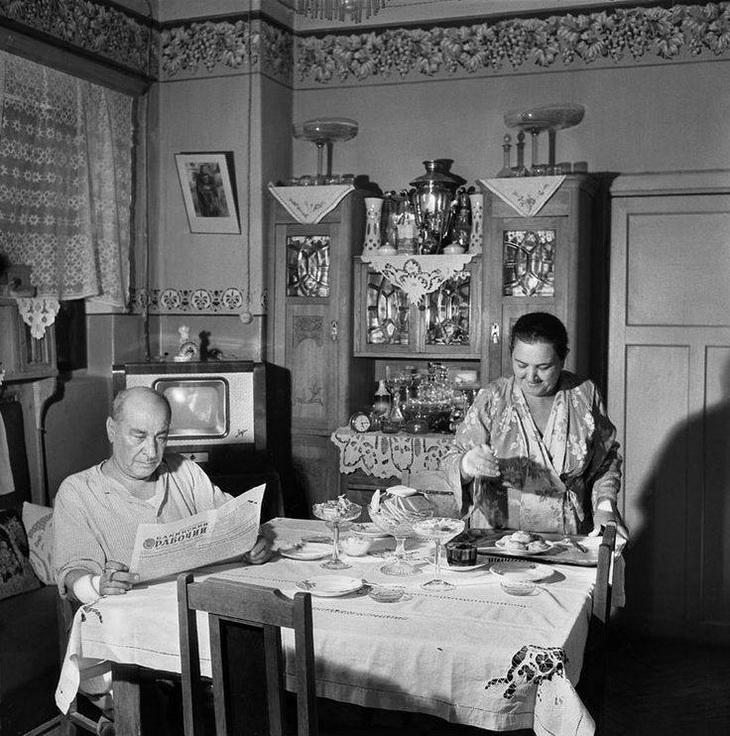 Бакинская квартира, подготовка к чаепитию, 1959 год