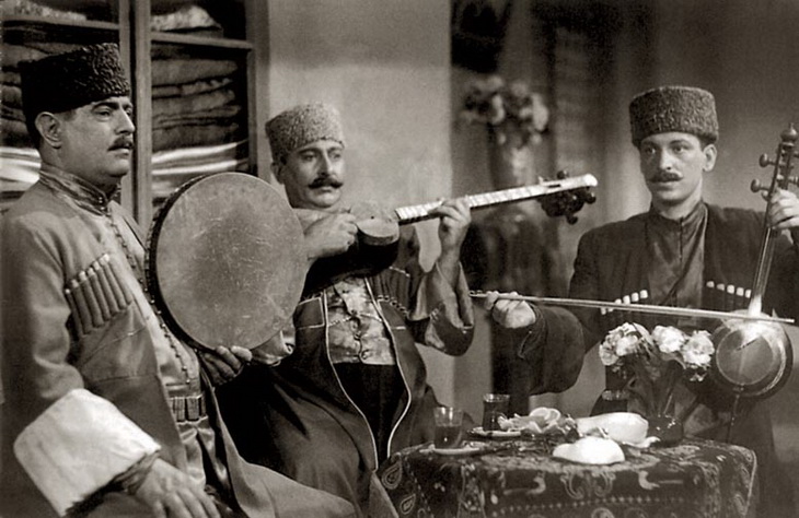 Музицирование за чаем. Хан Шушинский, Бахрам Мансуров, Талят Бакиханов, 1956 год