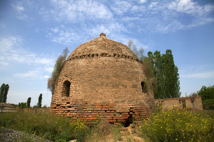 Средневековый купольный мавзолей в Гарагоюнлу (Бардинский район)